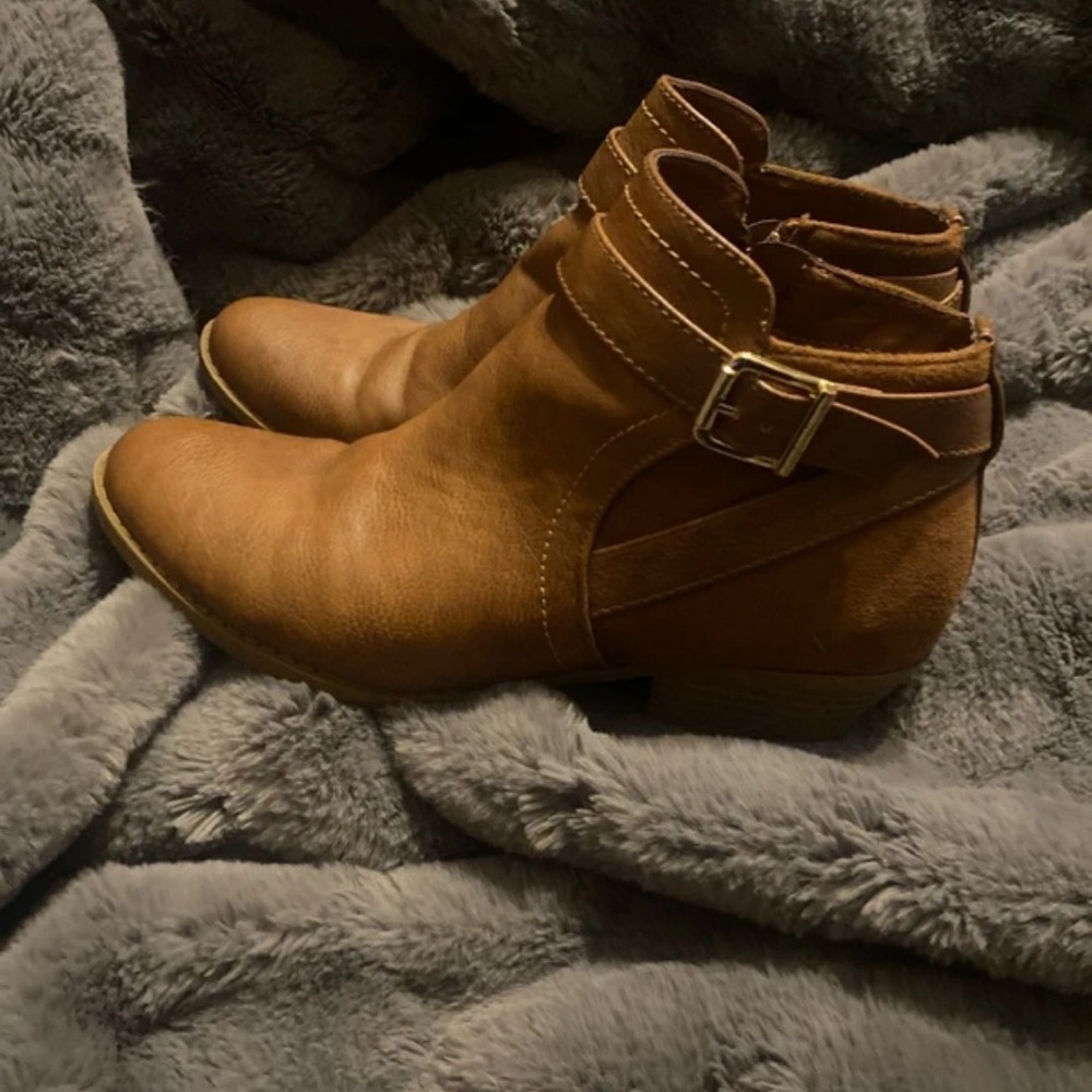 Moda Tan Leather Ankle Booties with Buckle Accent
